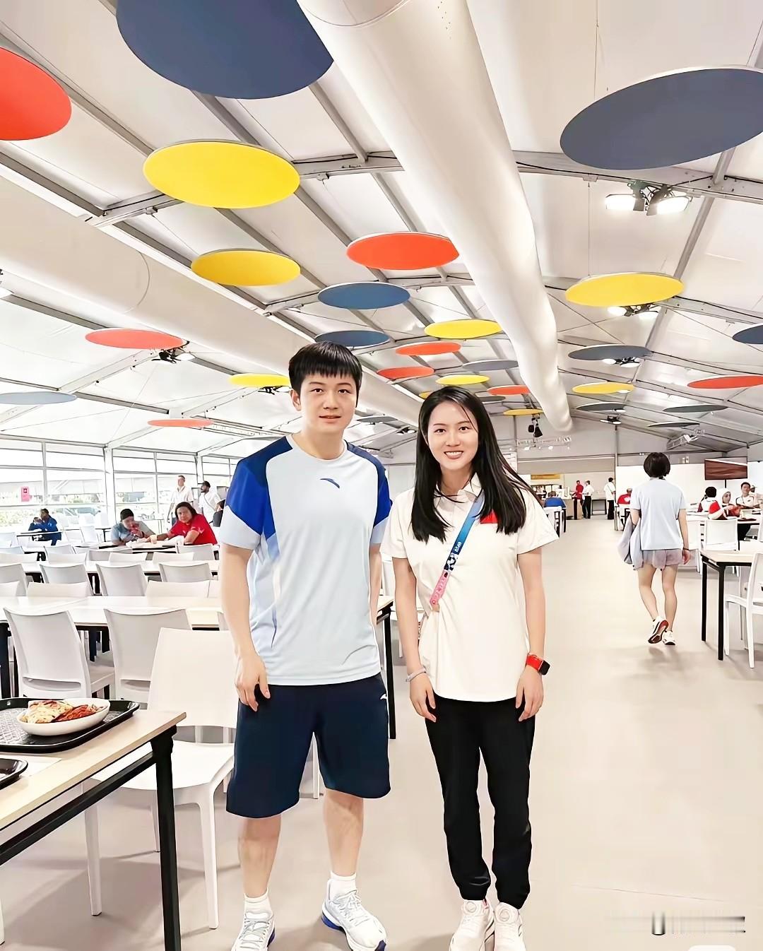 樊振东和女生合影，手基本都是收着的！说明东东和其他女生都是有距离感的！还是