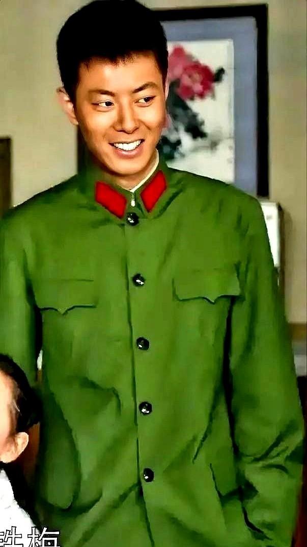 为啥亲兄弟，一个副师一个正团？看《父母爱情》就明白了。大哥江卫国，15岁就敢