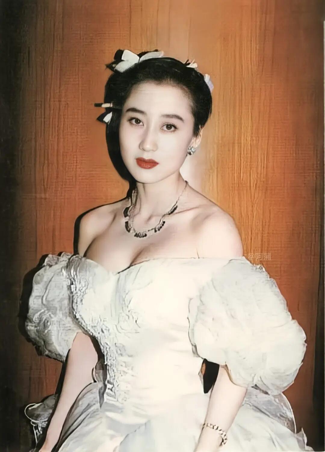 1961年末，利智出生在上海。三岁父母离异，她留在上海，跟着祖母长大，早早学会独
