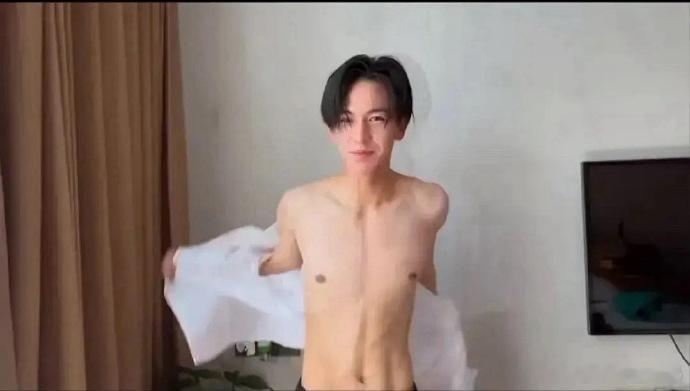 张凌赫这身材引关注，对比之下，内娱男艺人健身氛围似不浓，韩娱男却感觉人均撸铁，差