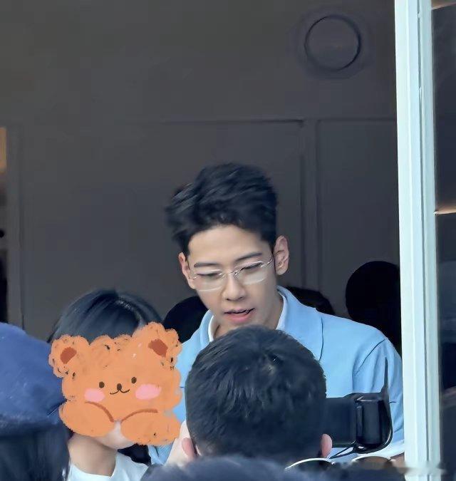 偶遇郭涛的儿子石头！一般吧，没那么帅，也就是有个星二代的光环，这个长相放在现实当中也没那么出众。而且