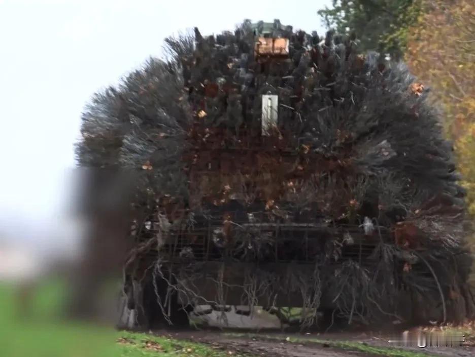 在俄乌战场上，俄军的战术进步是非常快的，所谓大力出奇迹。针对乌军的fpv自杀无人