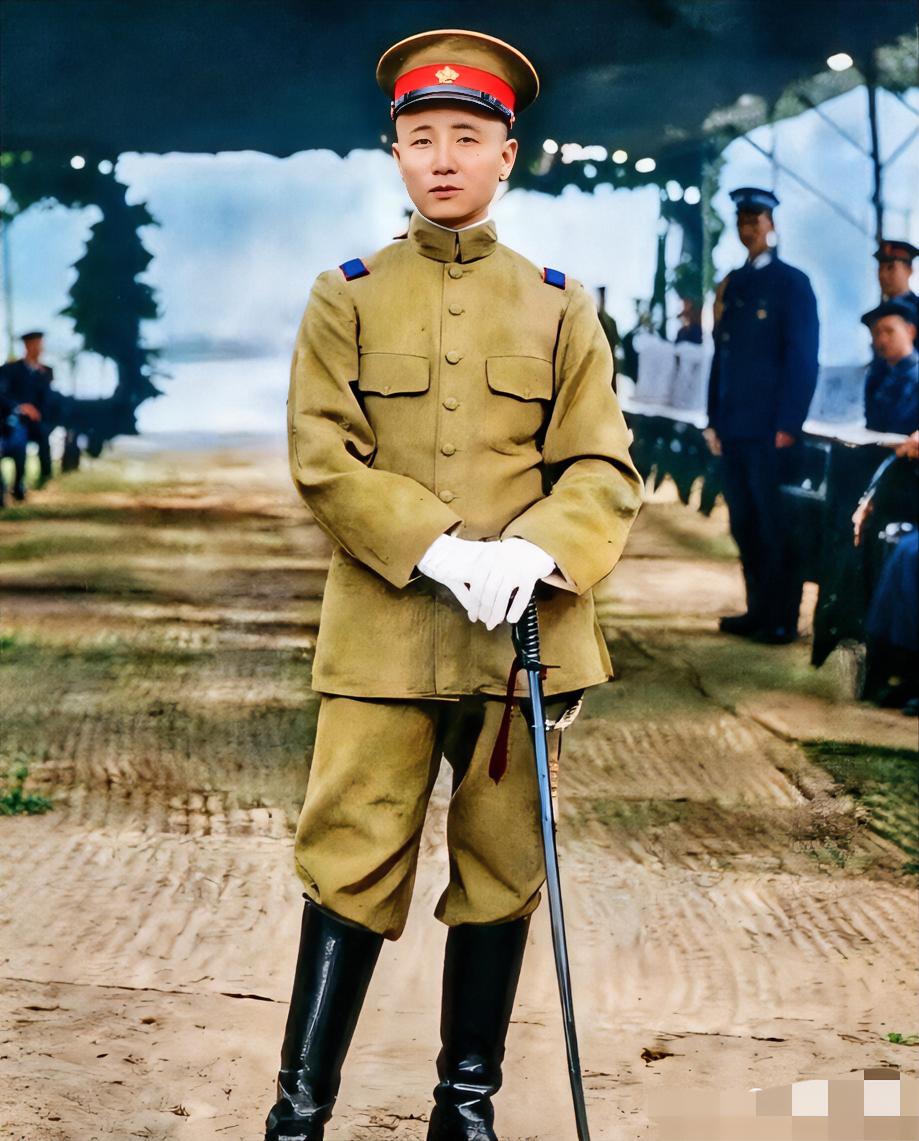 张作霖年轻时的照片，彼时，他一表人材。