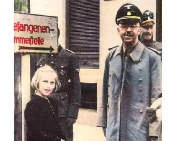 1941年，希姆莱参观达豪集中营时，竟带着自己12岁的女儿同行，而他的女儿在集中