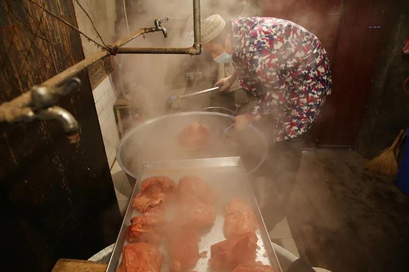 我认识的一位年轻人，中午因与妻子发生争执，未能进食。一怒之下，他购买了两斤腊牛肉