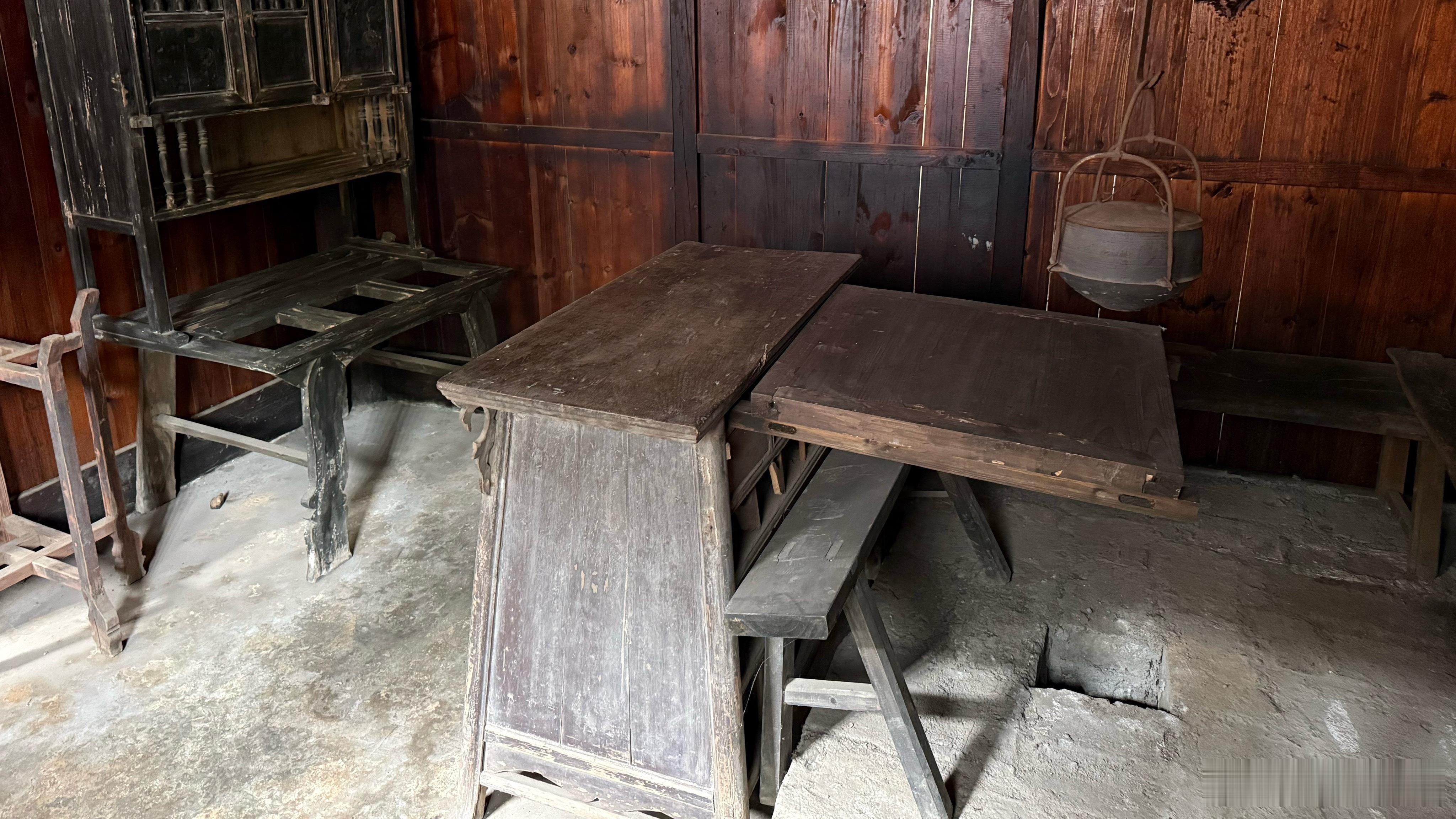 这是在湖南省郴州市嘉禾县小街田村看到的厨房兼餐厅的场景。郴州·萧克将军故居