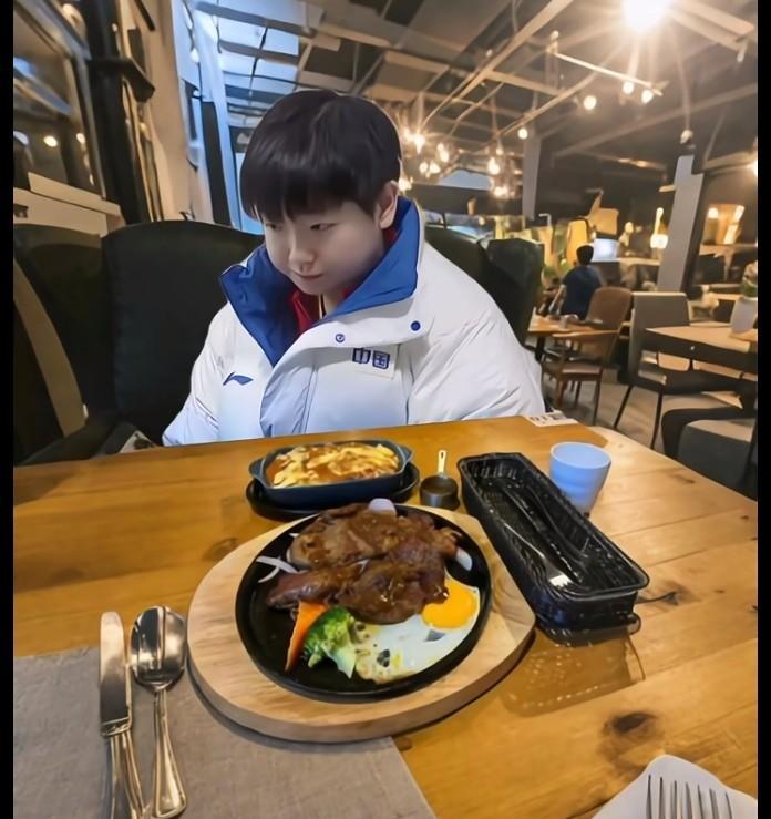 莎莎对面的人是谁？莎莎穿着白色羽绒服在餐馆吃饭。在等待桌子上已经上了两道菜，但是