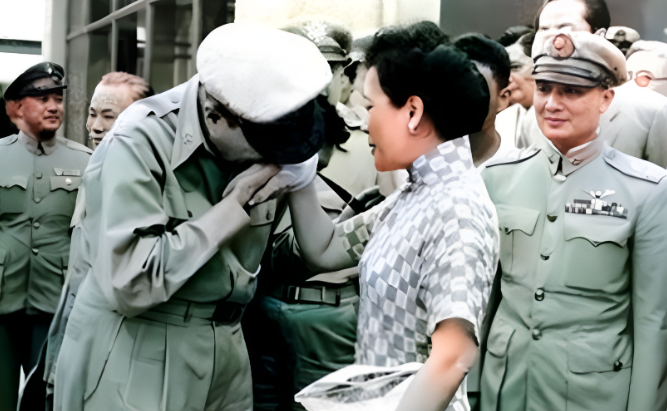 1950年7月31日，70岁的麦克阿瑟访台时，亲吻着宋美龄的手，蒋介石非但没生气