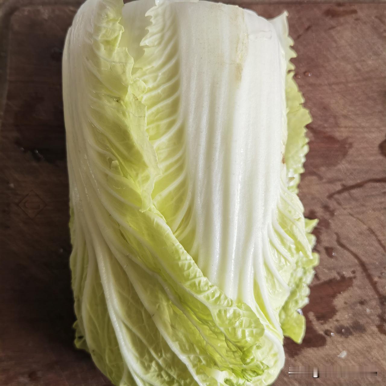 这两天一直刷到网友们在家里自制酸菜来吃，我也依葫芦画瓢，尝试着做了一下，不知道能