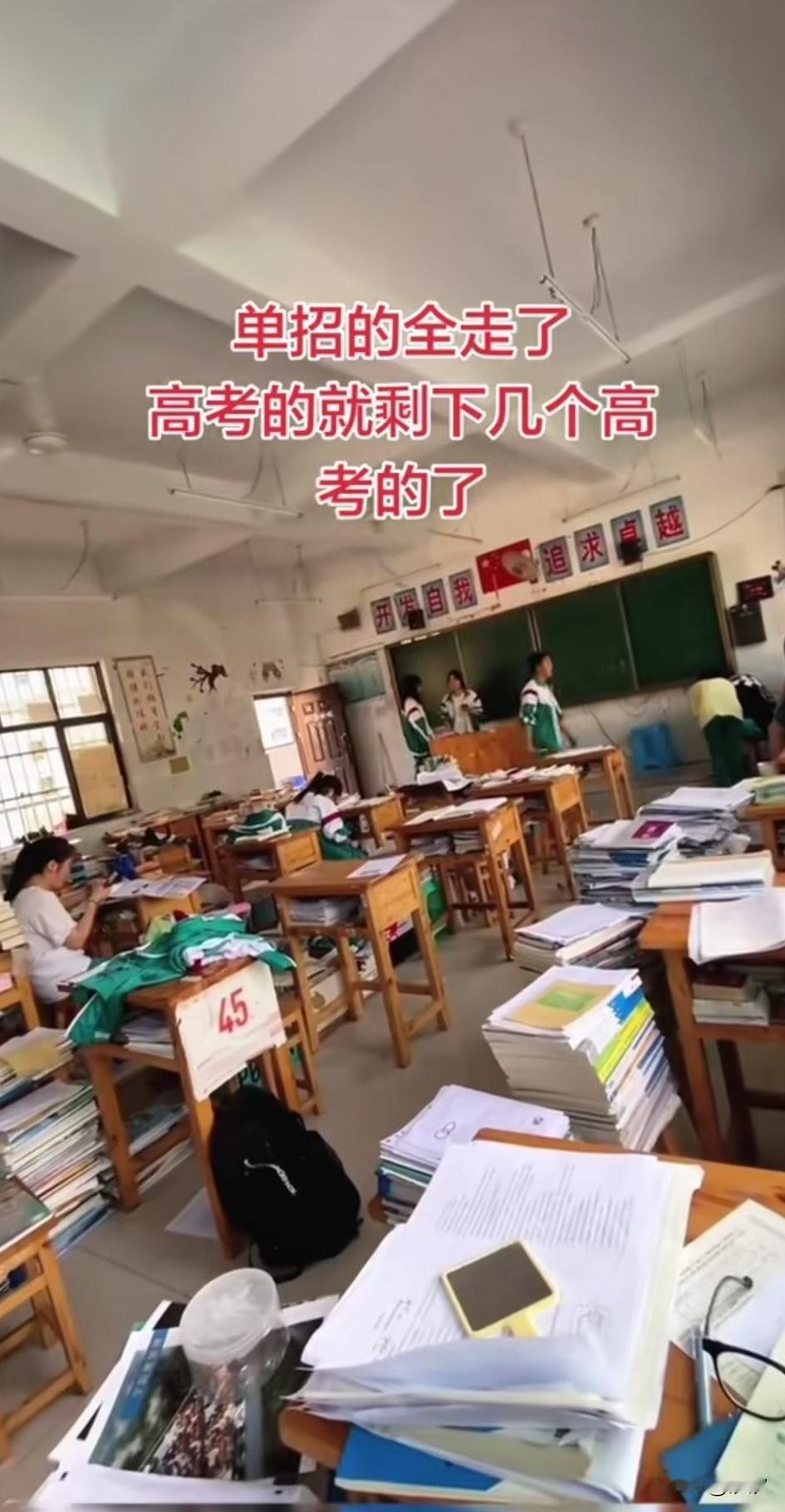 现在乡村的学校就是这个样子，教室破破烂烂，桌子也非常的残破，更让人伤感的是