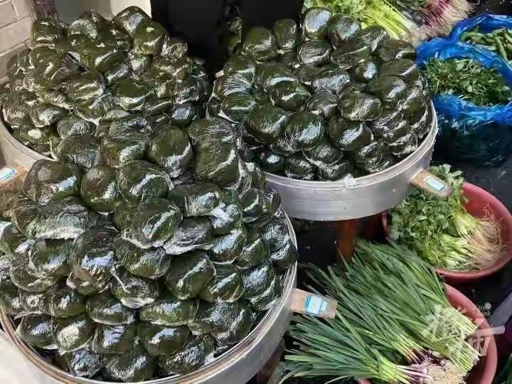 清明将至，杭州大马弄这条200多米的巷子竟开了6家青团店，春日糯叽叽直接卖爆！有