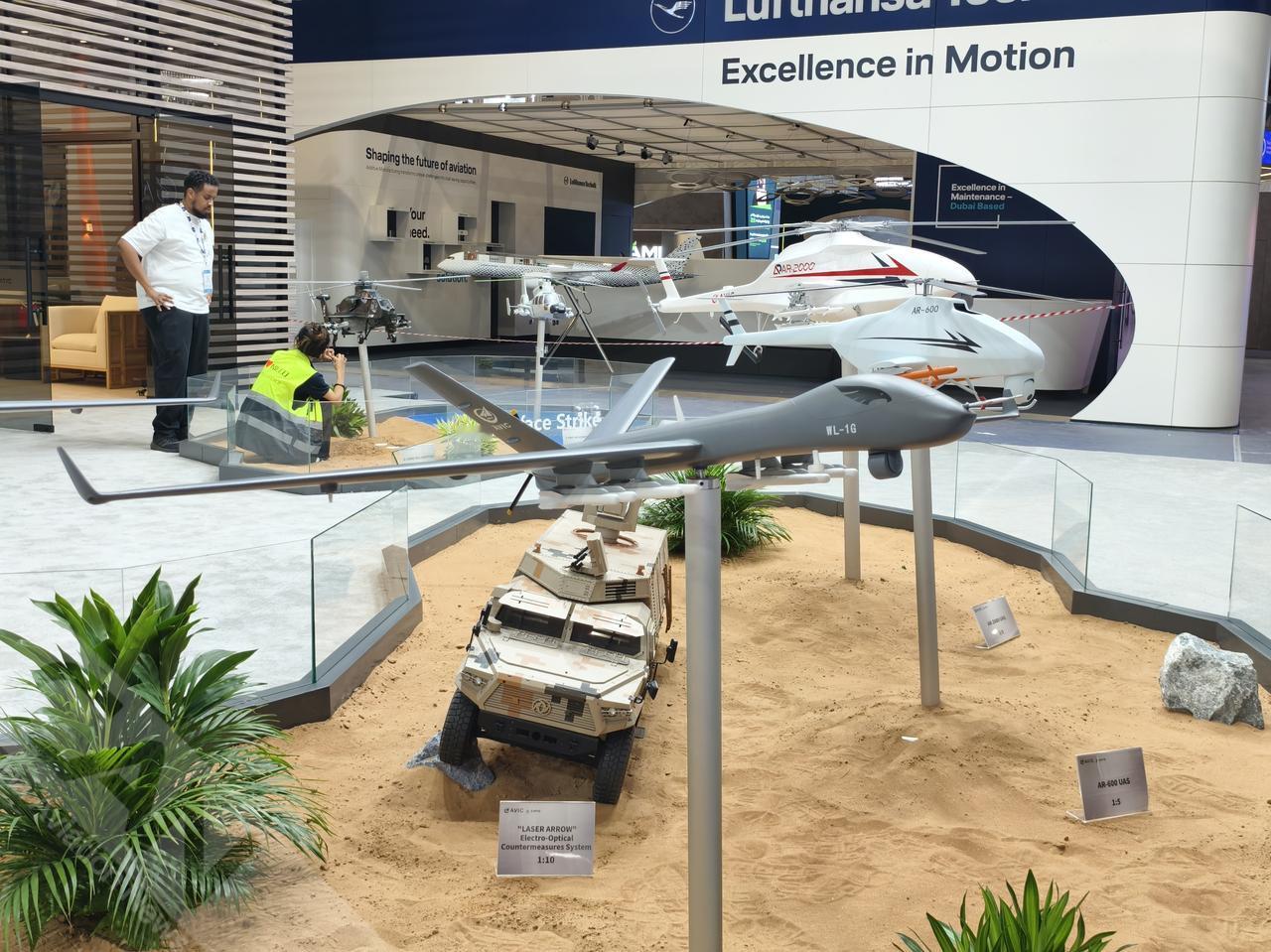 2025年迪拜航展开幕，中国航空工业集团携多型无人机亮相航展室内展区。（摄影：吴