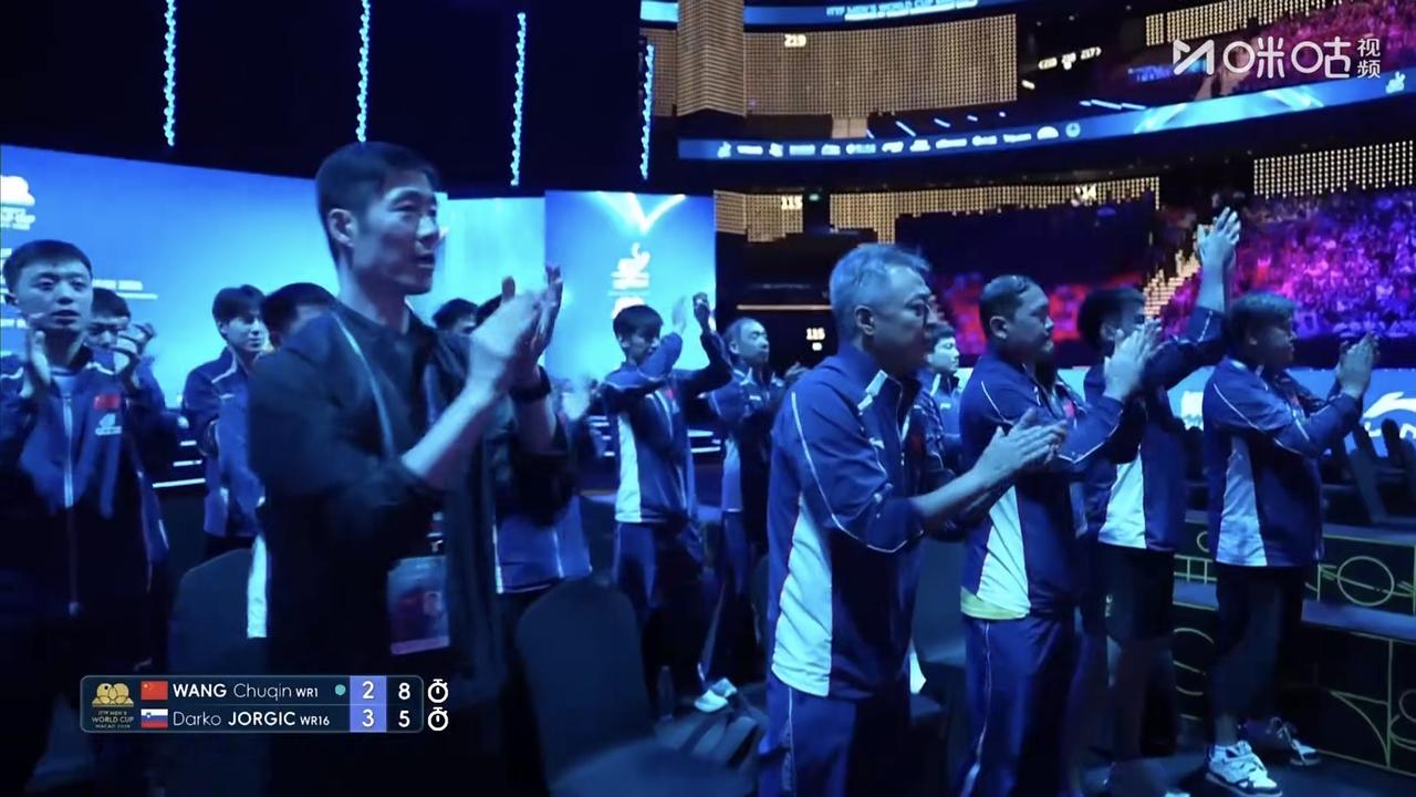 王楚钦逆转取胜：有谁注意王励勤那刻神情？当最后一个球落地，王励勤带领全队国乒