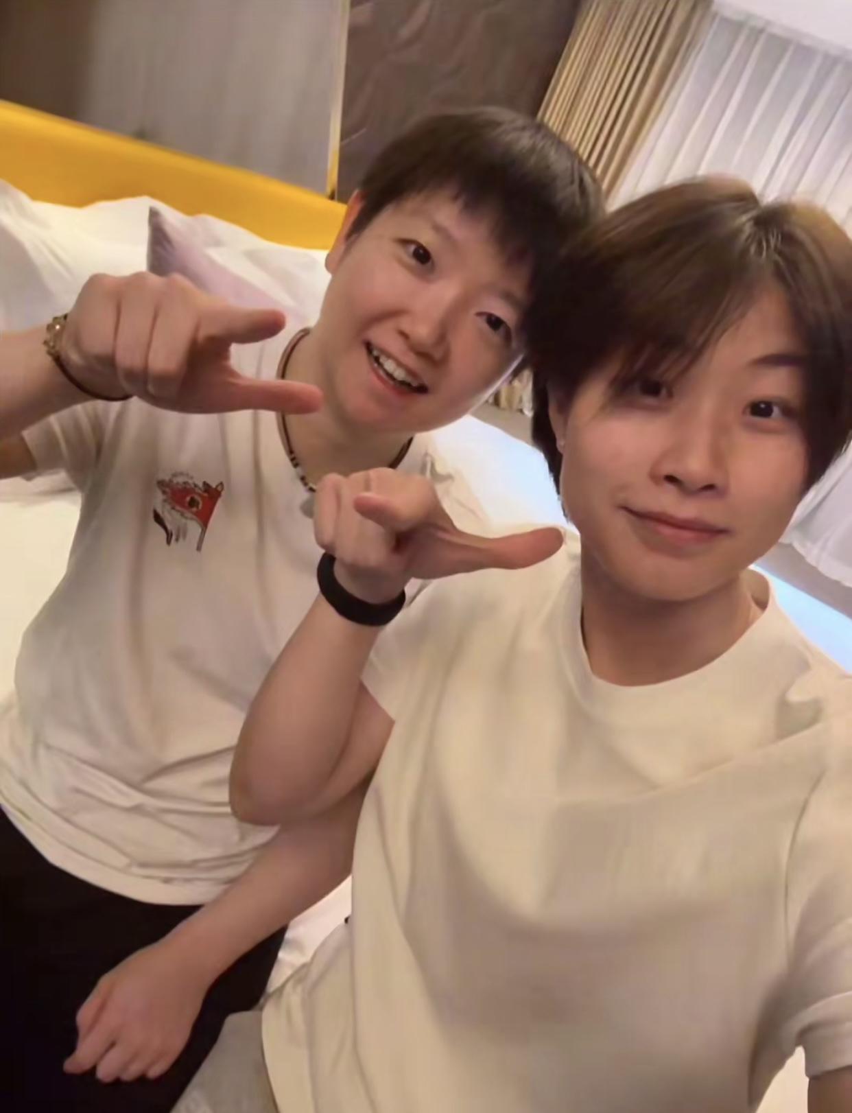 莎莎和河北小姐妹们的最新合影。没有比赛的日子，就是在看她们的比赛回放，然后