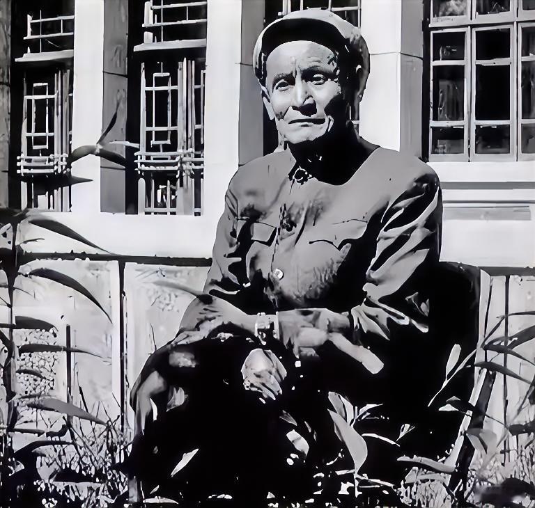 1973年，内蒙古一供销社丢了1400元现金和一支猎枪，警方查了8天一无所获，就