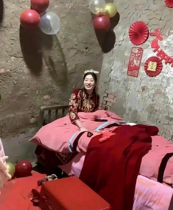 刷到这组图，我真的懵了！这就是农村的婚礼吗？新娘穿着精致的秀禾服，头上戴着凤