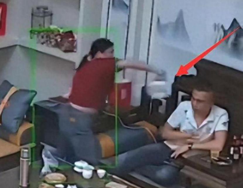 反转来了！4月16日的监控画面里，女人端着开水壶站在丈夫身后，争吵声刚落，滚