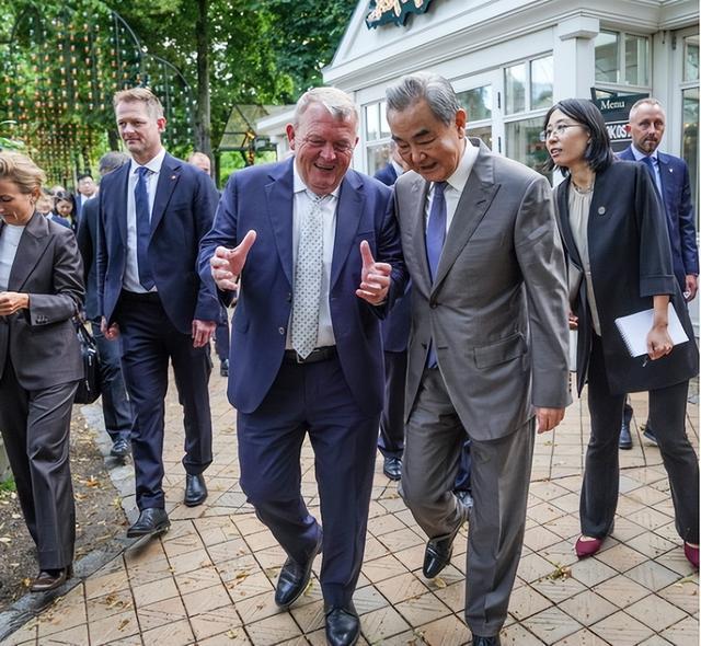 见面判若两人！丹麦外长此前言辞强硬，见到王毅外长全程笑容满面，反差藏大国交往真相