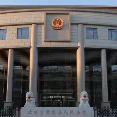 他身患肝癌多年，病情进入晚期后住进北京西城区某医院ICU病房。他放心不下妻女，在