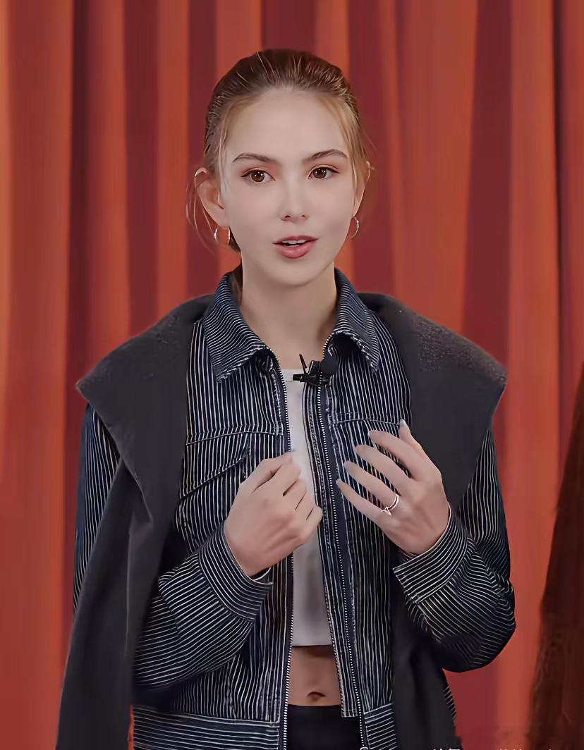 她没喊“321上链接”，而是讲了一件衣服怎么来的。不是为了卖货，是想让人知道，一