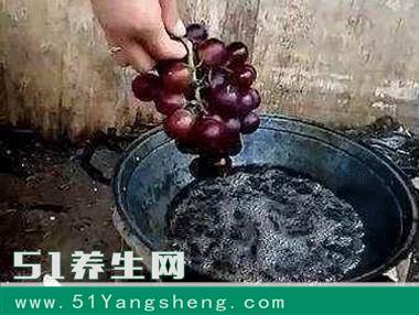 男友买了葡萄竟直接丢油锅中, 没想到等捞出来之后, 直接看懵!