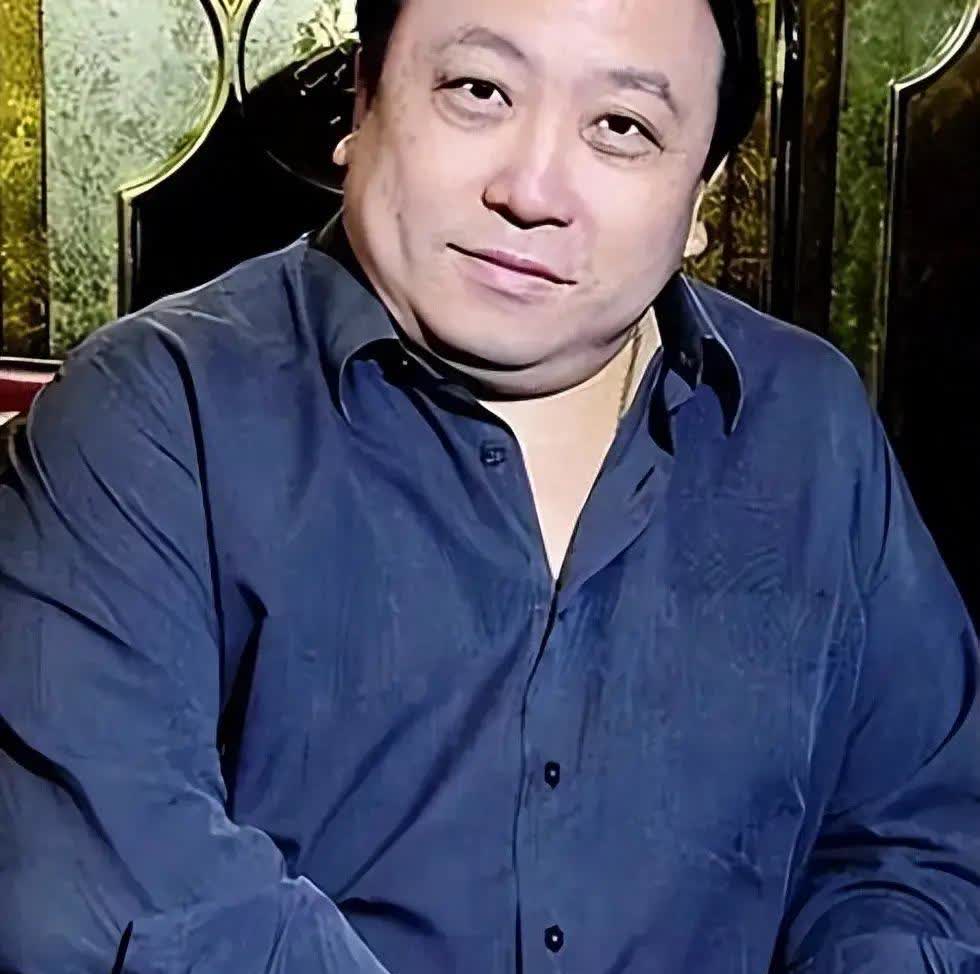 主持人问王晶，贾玲为啥要减肥呀？是为了身体健康吗？王晶摇摇头说，压根不是为了健康