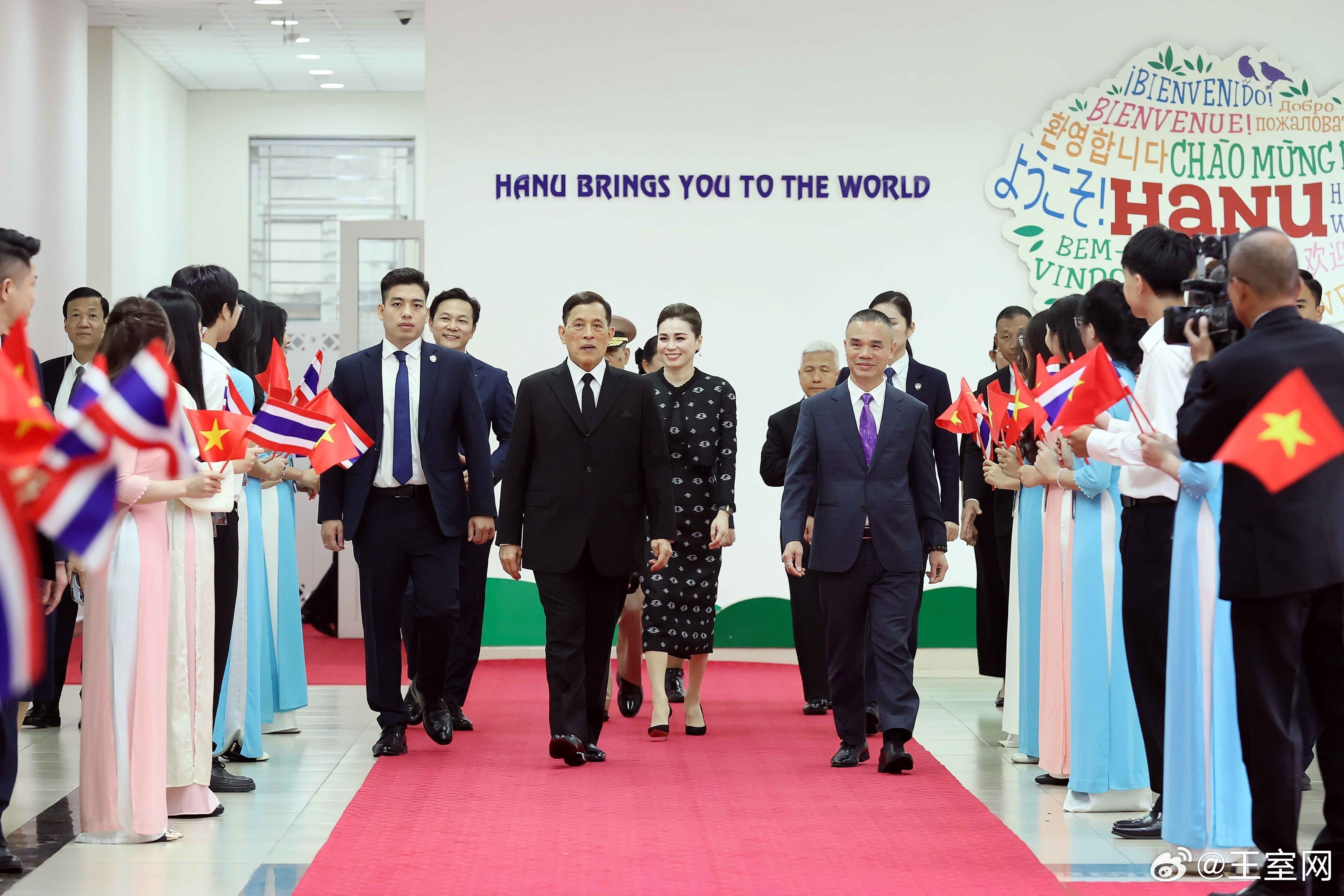 泰国王室🇹🇭🇻🇳9月16日，哇集拉隆功国王和苏提达王后参观河内大学泰语