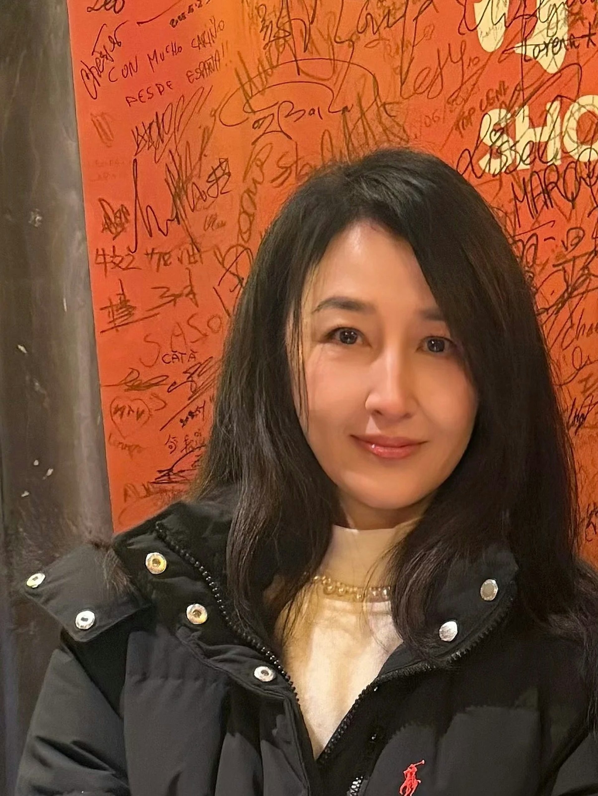 张家辉关咏荷在米兰一间中式餐厅享用火锅，二人都非常亲民乐意与民众拍照。而当时关咏