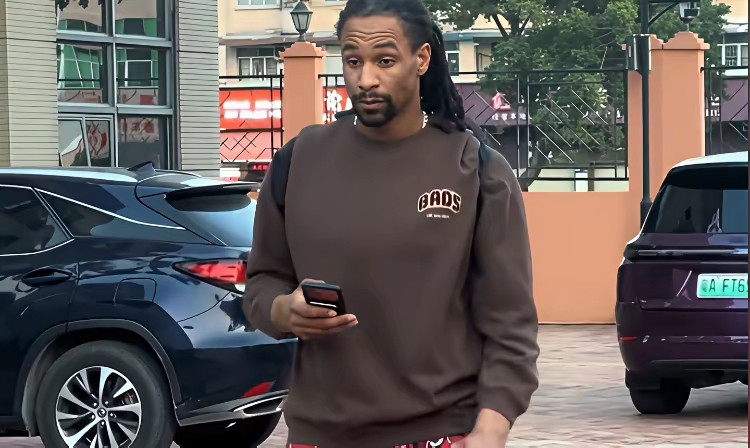 杜锋被坑了​据国内经纪人曝出，广东男篮大外援萨林杰已经签约波多黎各联赛球队，一旦广东男篮季后赛出局，