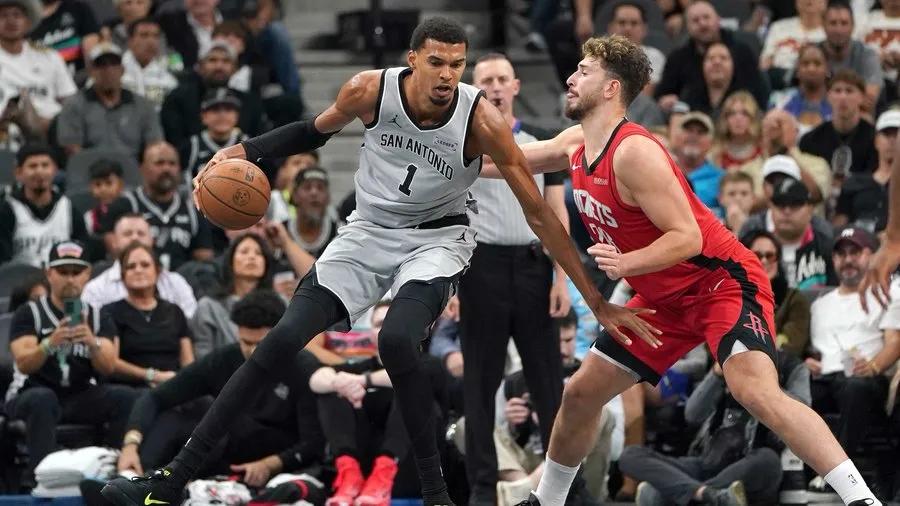 文班生涯盖帽次数最多的对手：1.申京-13次，太惨了，就是玩具！1.