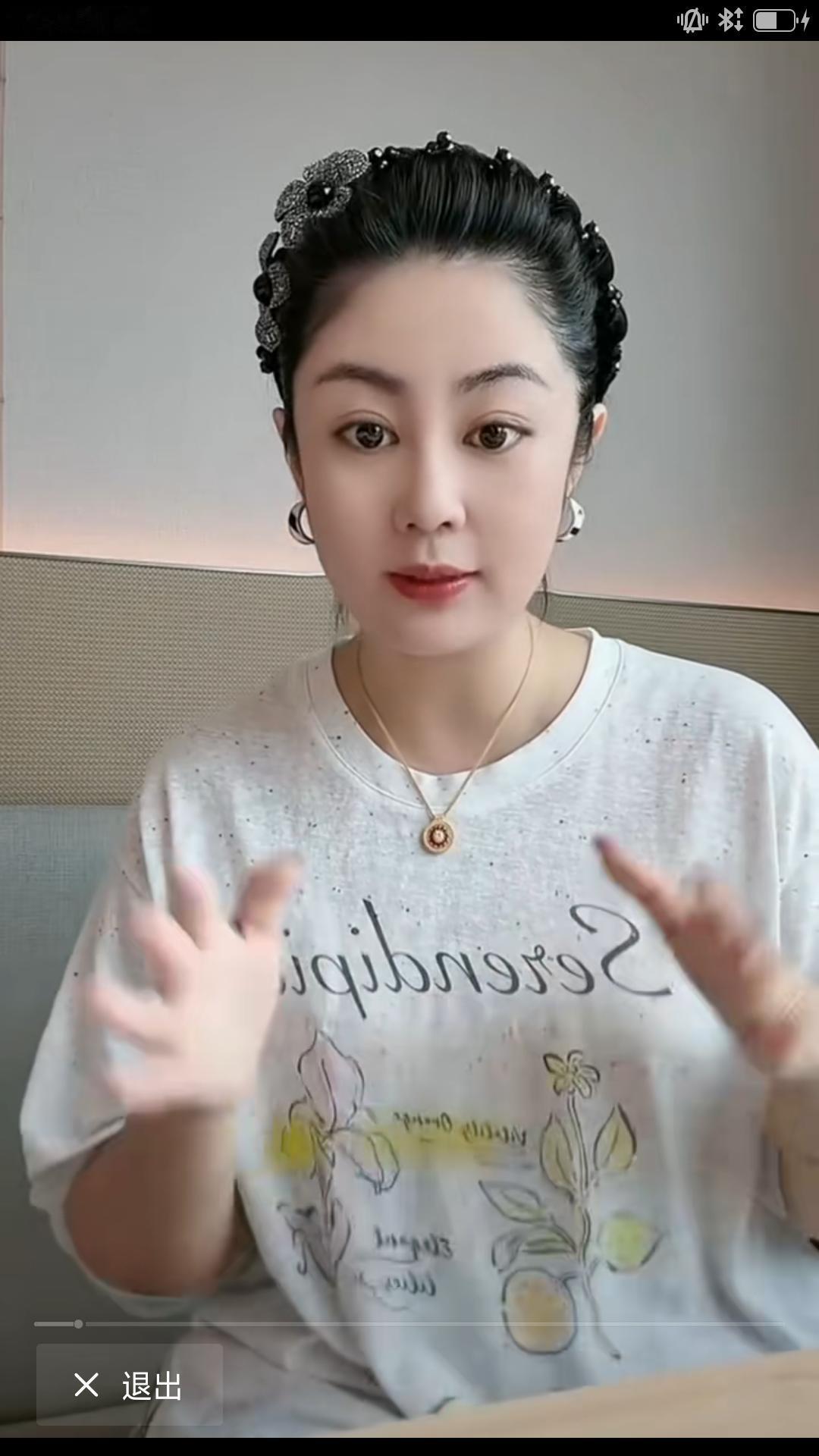 【昨天本山传媒艺人毕畅开启直播与粉丝聊天，被问到赵老师是你师父吗？】毕畅说:我不