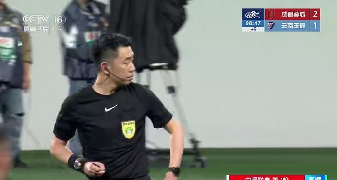 蓉城杨明洋最后时刻那张黄牌是故意领的吧！能主动领这张黄牌证明蓉城目标远大，因为杨