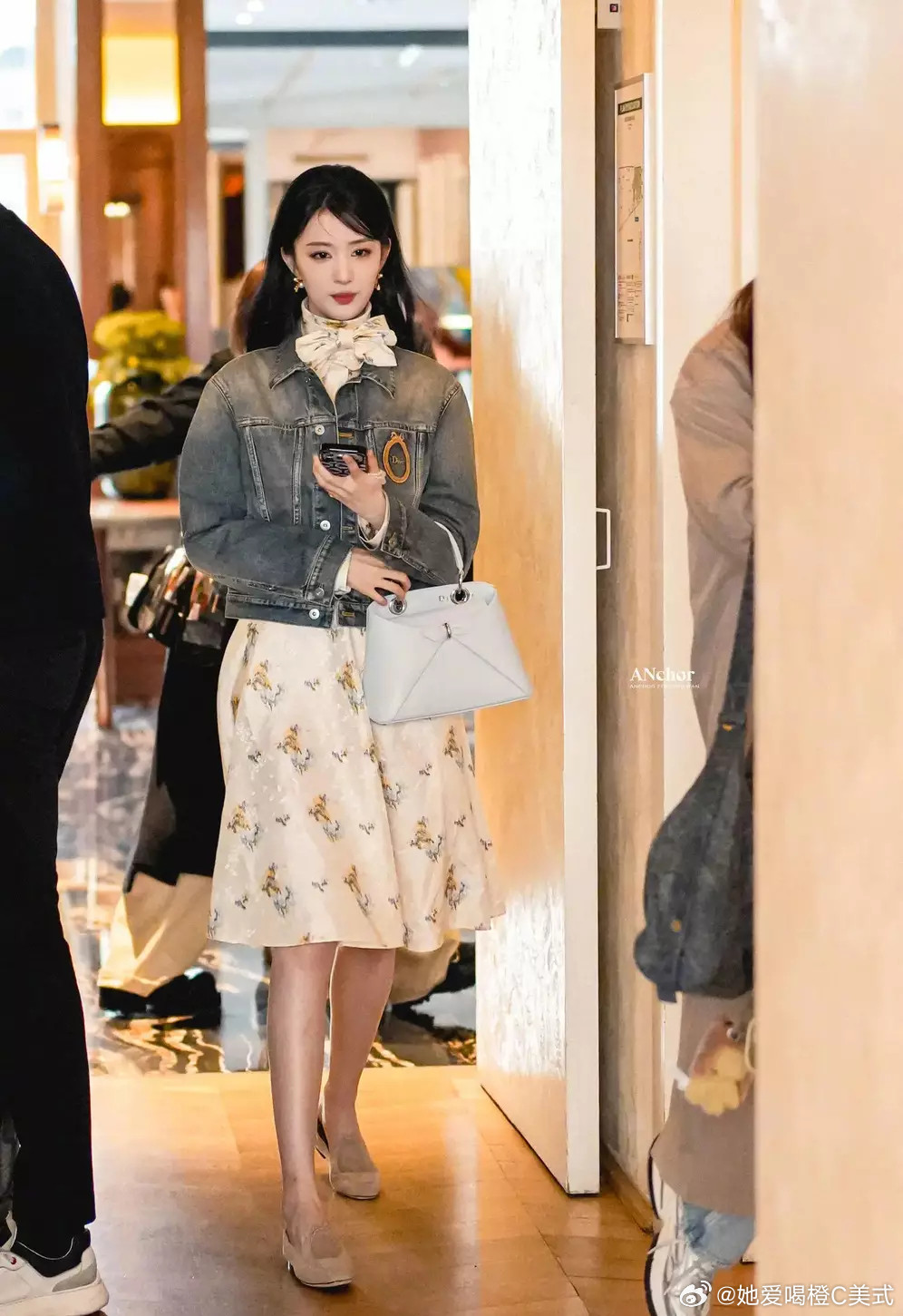 王楚然身着牛仔外套与碎花裙裙摆轻扬随性优雅