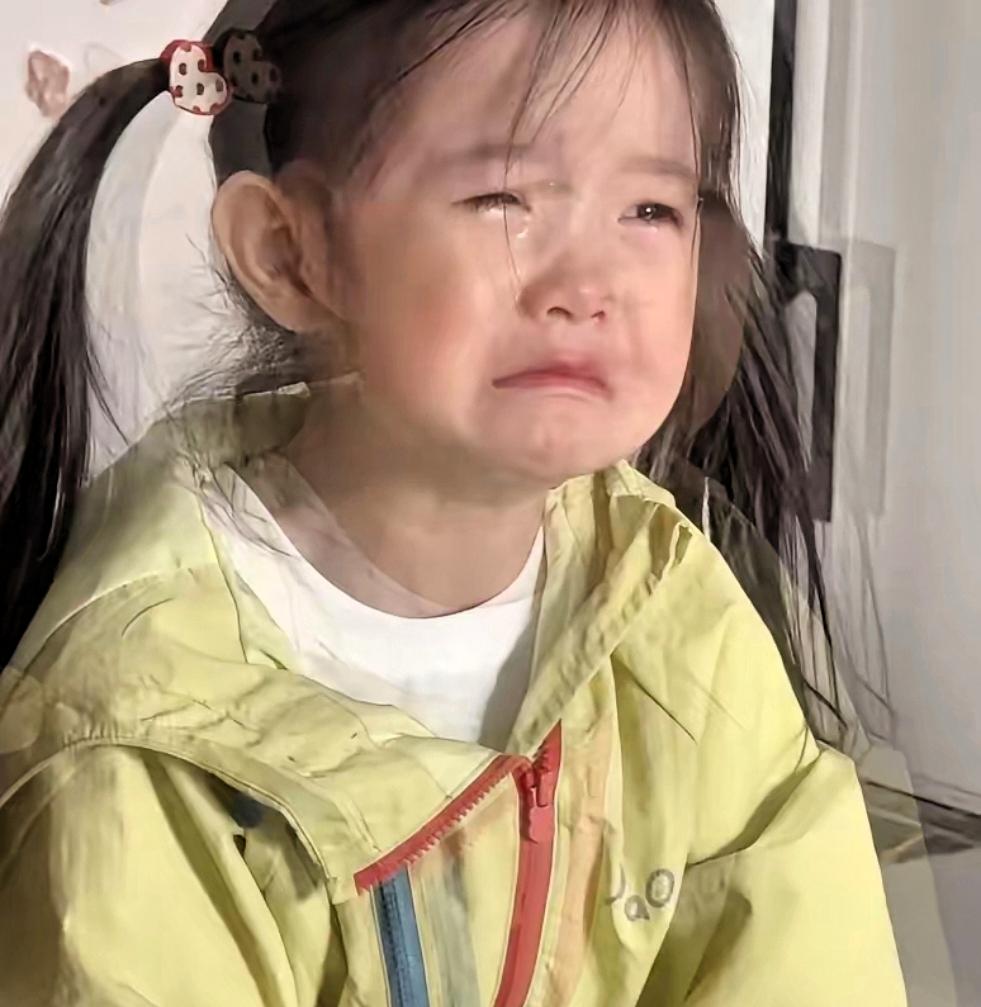 “畜生啊，她那么小，她知道什么呀？湖北武汉一家医院里，一位妈妈抱着自己的女儿嚎啕