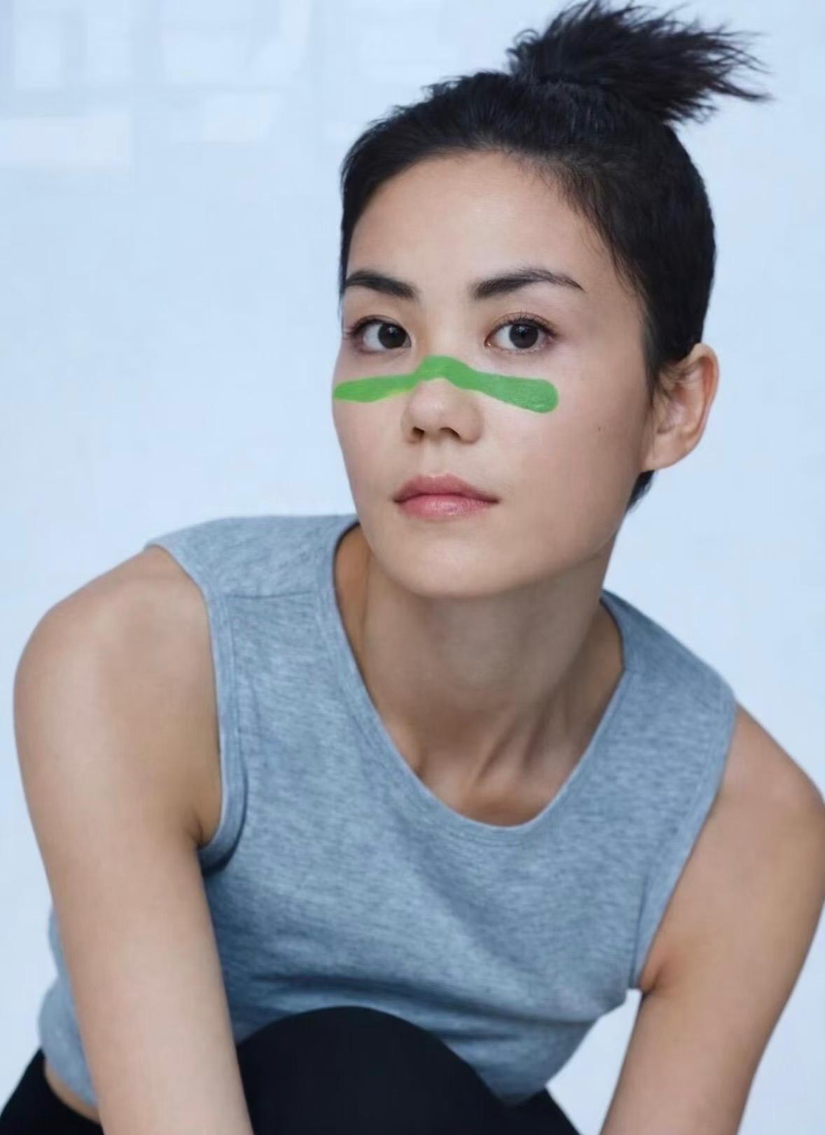 王菲这孩子不能仔细看，越仔细看，越会发现，她虽然歌曲唱得非常好听，但是她就是