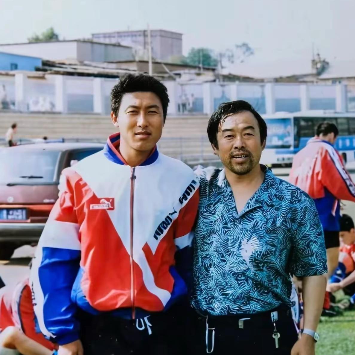 1996年，张恩华和王作杰，一张罕见的合影，照片拍摄于大连金州体育场的训练场，左