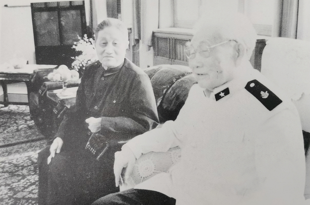 1988年4月5日，程子华看望萧劲光。东北野战军成立后，最早成立了两个兵团，第一