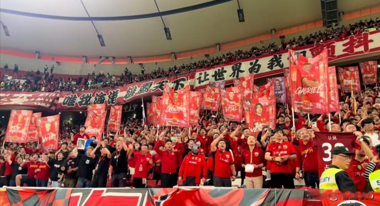 上海海港的球员真幸福，上海申花的球员……！昨天，我们几位有着四十多年的老球迷一