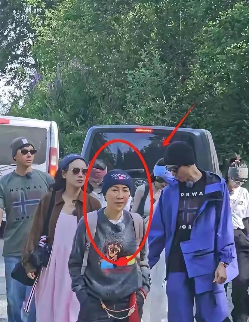 卸了妆，虽然变化很大，但是比刘晓庆还耐看，你能认出她是谁吗