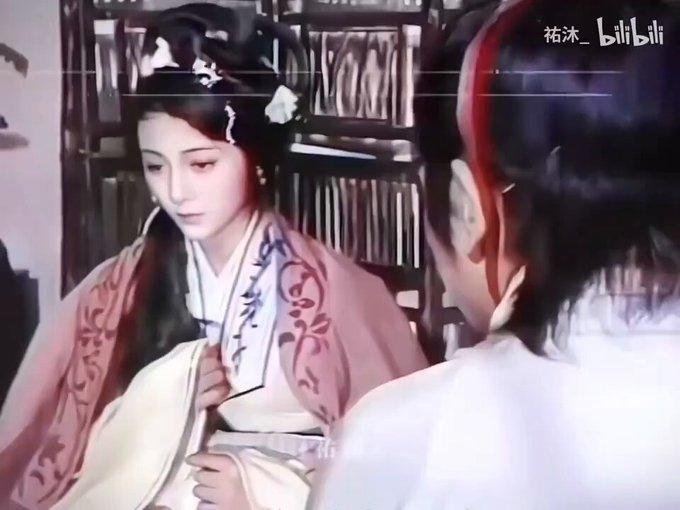这张剧照里的美人，当年差点取代陈晓旭，成为87版《红楼梦》的林黛玉。她就是董