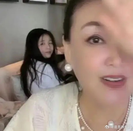 大S女儿给奶奶送元宵节对联，写“马到成功”4个字，她特别懂事！