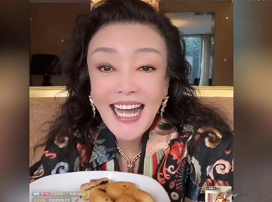 张兰跟粉丝聊天的时候，有人问她：“你孙子出生了吗？”兰姐直接就说：“还没呢，真