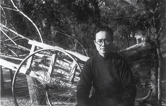 1929年，沈从文对只有18岁的女学生张兆和一见钟情，于是每天坚持写一封情书给她