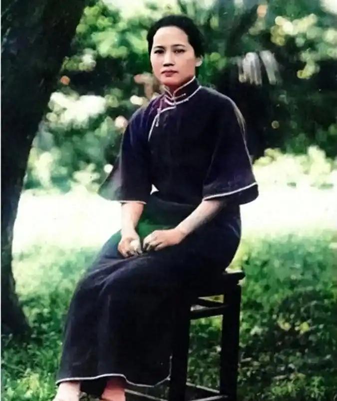 宋庆龄被邀开国大典，迟迟不肯动身，就等我党满足3个条件宋庆龄被邀请参加开国大典