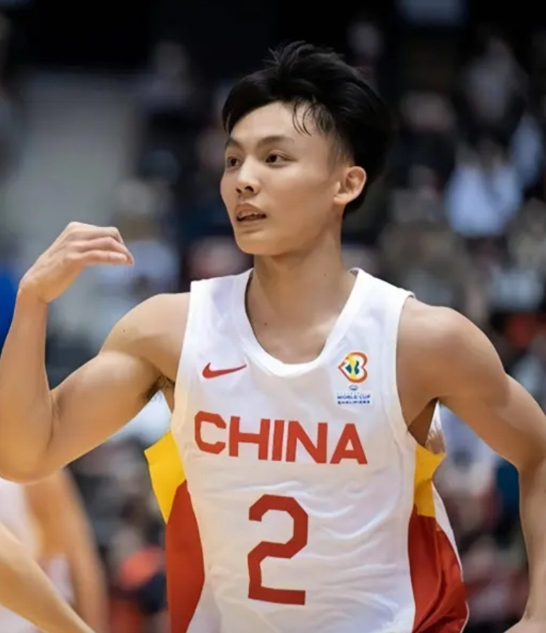 再惨败韩国男篮，郭士强会放下固执请回徐杰吗？广大网友们都看得出的问题，就是缺少一