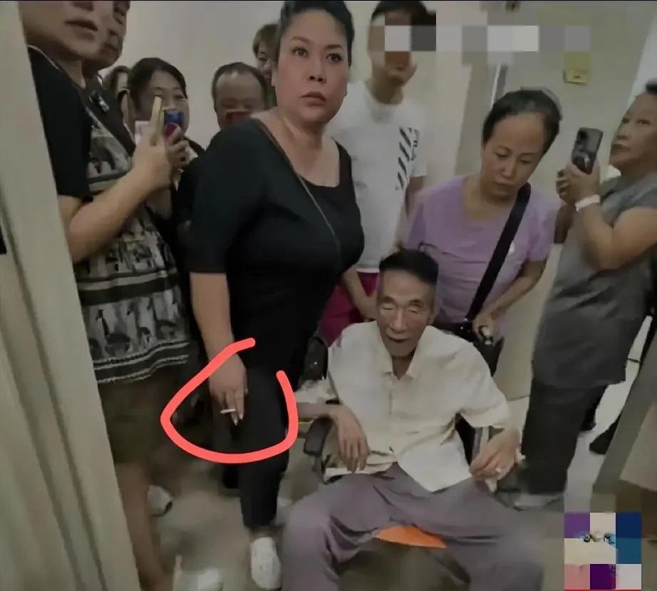 杨少华老爷子旁边黑衣女什么来头？杨老爷子旁边这位女士是干嘛的？怎么看着这么凶？