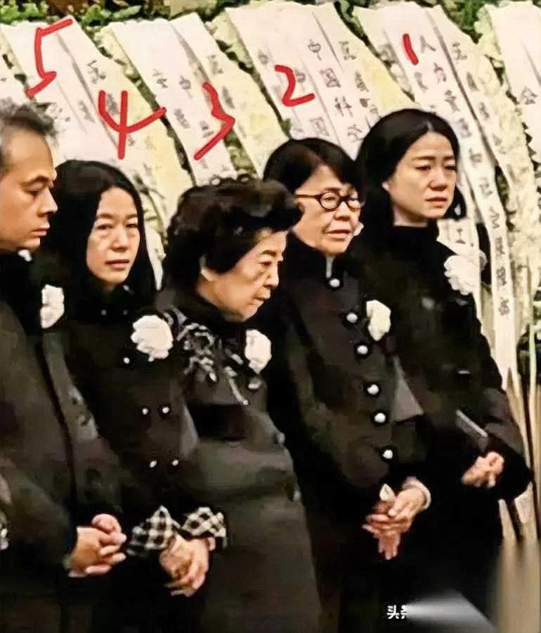 杨振宁送别现场太意外!没争议,却藏着最深的情那个被质疑21年的她,竟站在