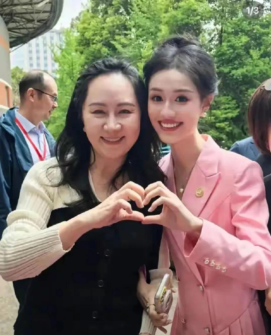 孟晚舟惊艳亮相成都七中校庆现场，与丈夫携手同行，恩爱画面甜度超标！当天她一袭简约