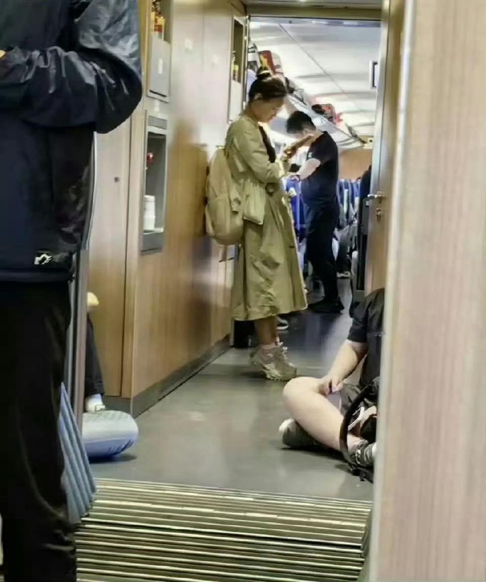 为什么在高铁上一直在垫脚，是有什么深意吗