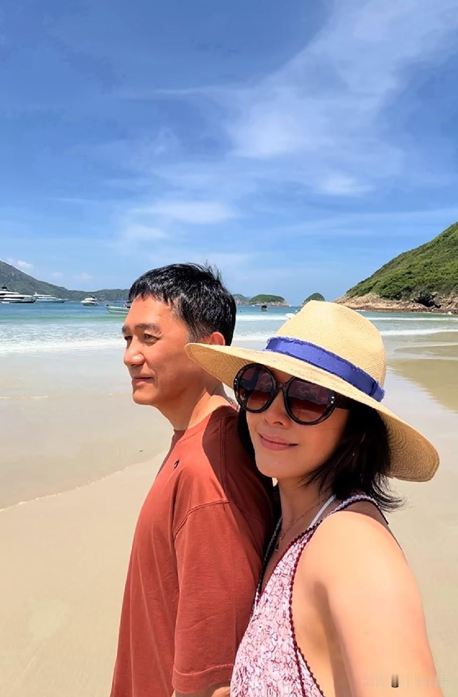 刘嘉玲晒海边合照，依偎梁朝伟尽显温柔，相伴36年爱情状态引全网热议近日刘嘉